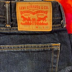 2 pairs 505 men’s Levi jeans.